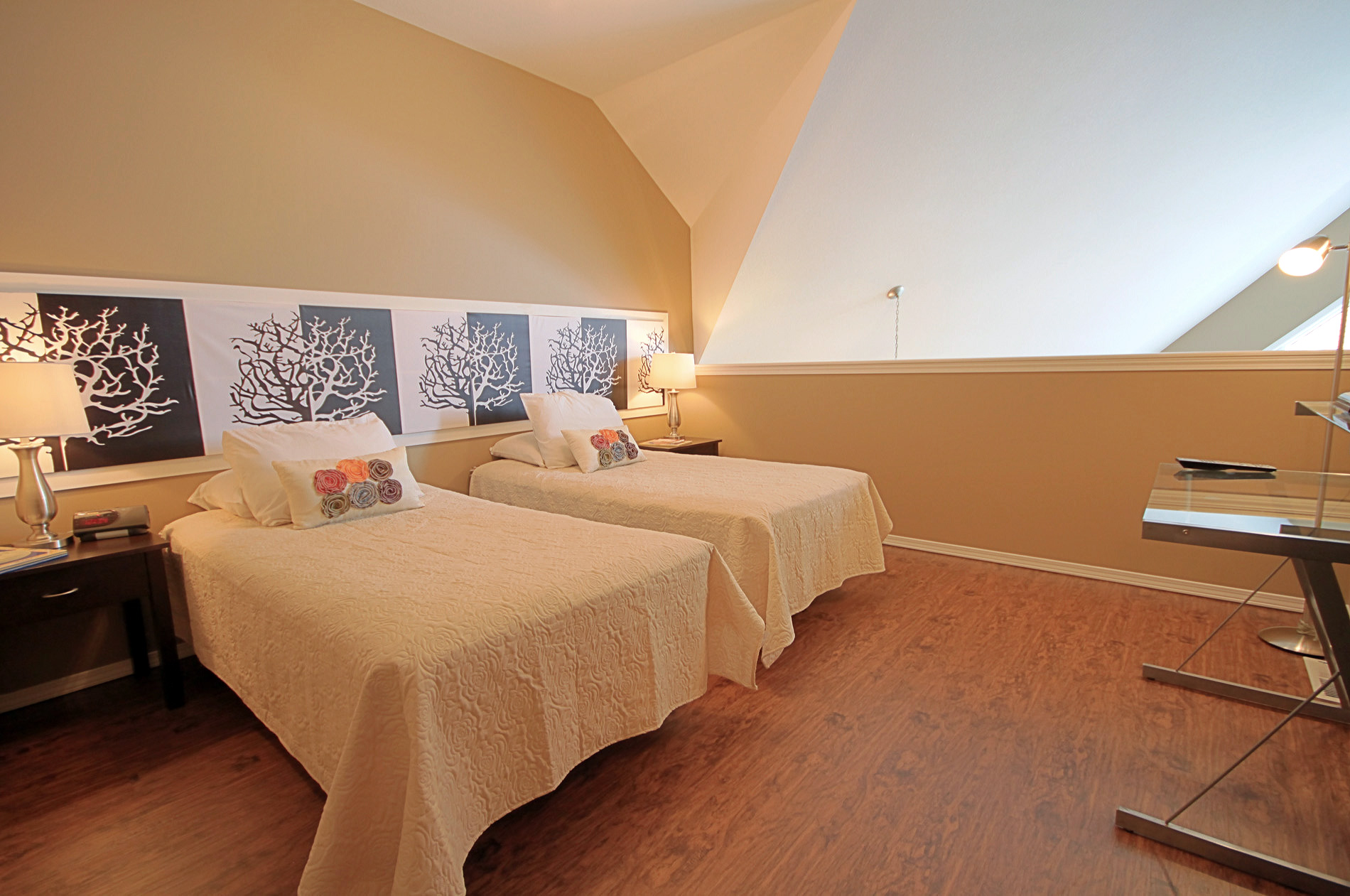 DB648Loft_bedroom Kelowna Resort