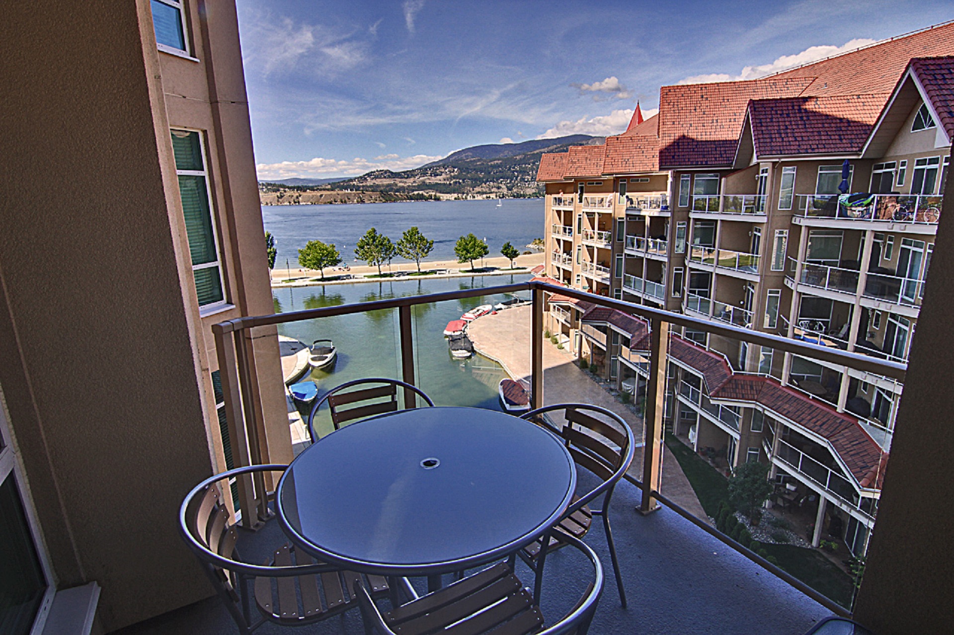 Sunset Waterfront Resort 0605 1Bed1Bath Suite + Open Den Kelowna