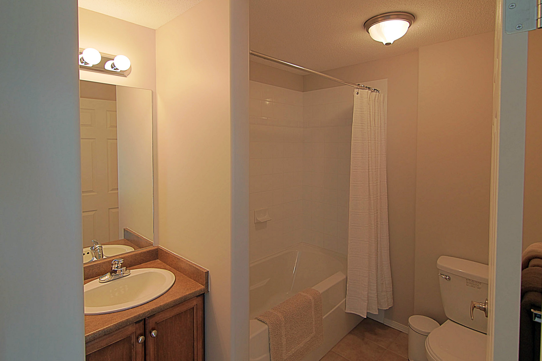 S1602Main_Bathroom Kelowna Resort