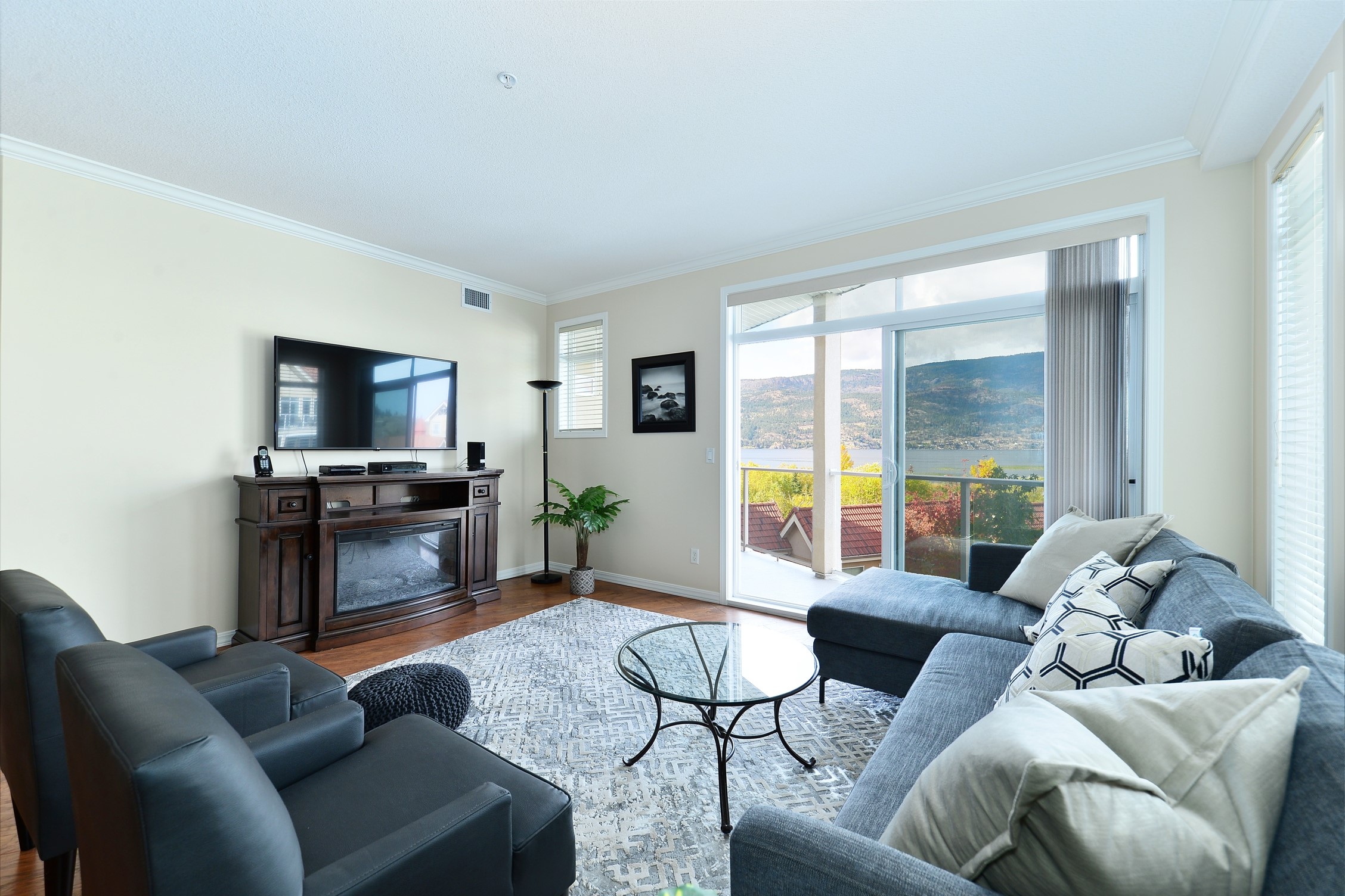 DB529Living_Room Kelowna Resort