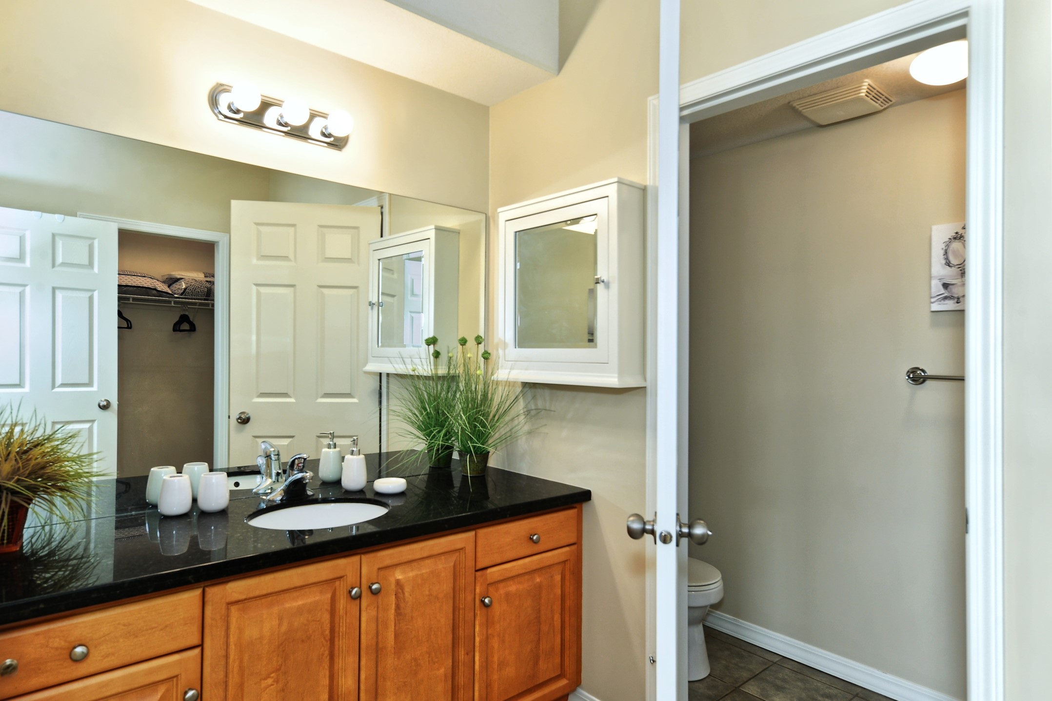 DB529Master_bed_Ensuite_Bathroom Kelowna Resort