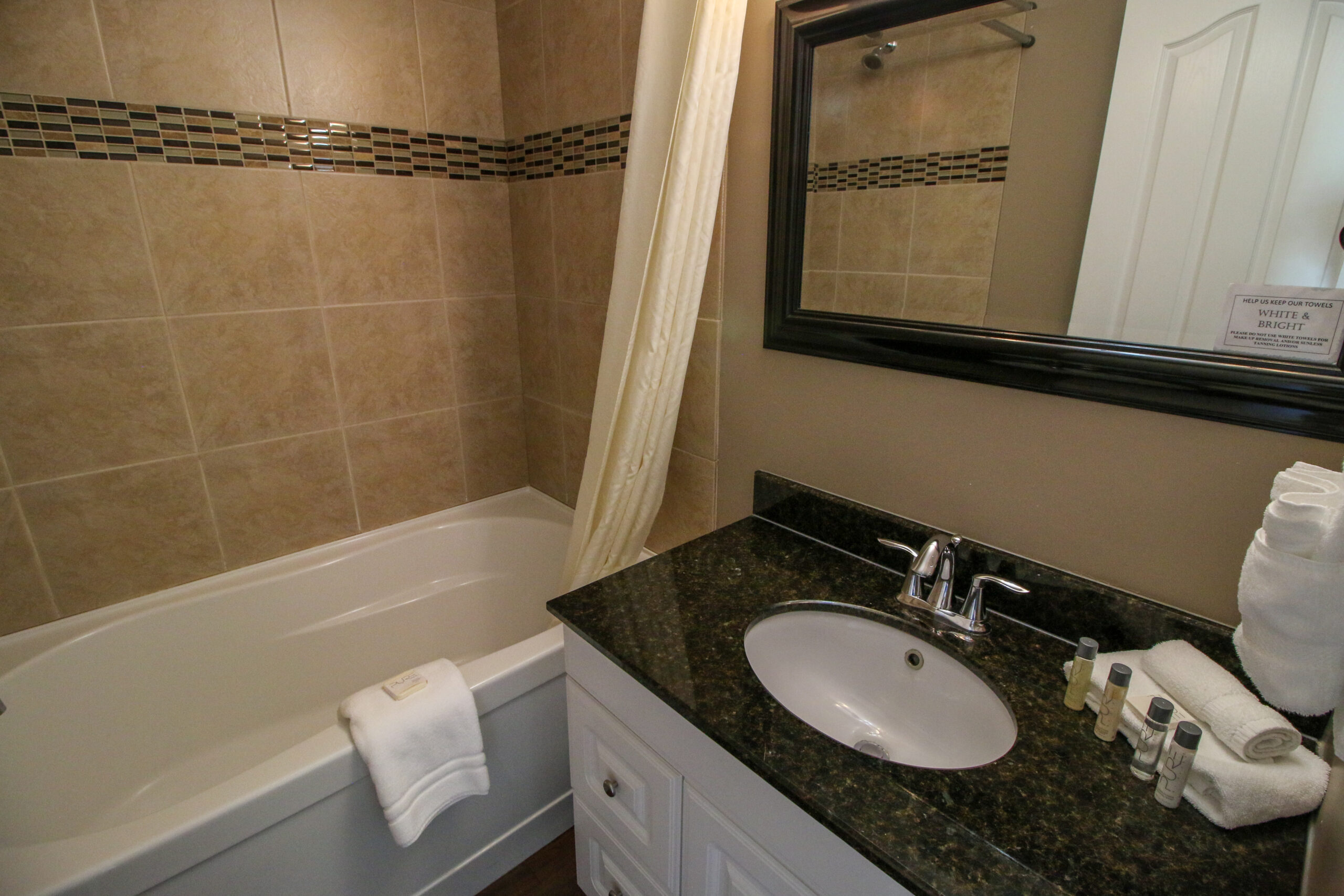 CL412Main Bathroom Kelowna Resort