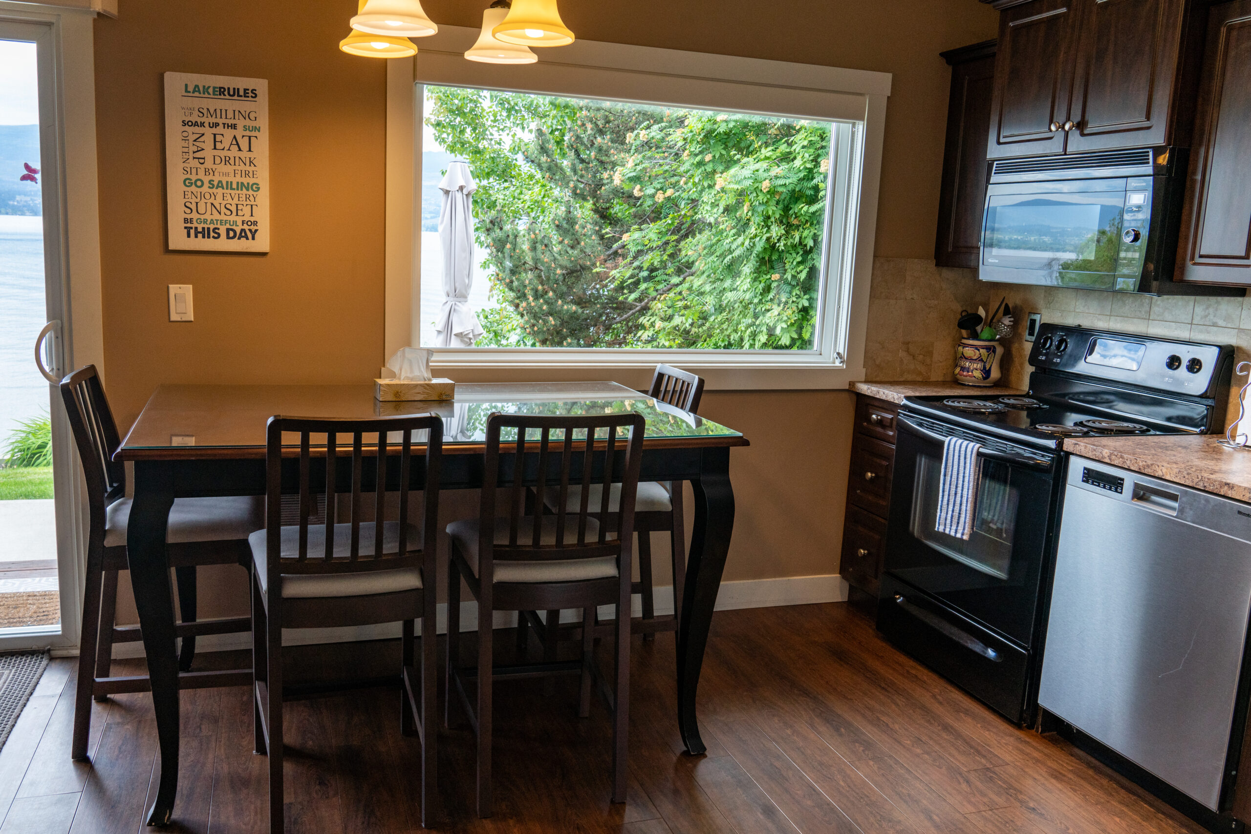 CL417Dining Table Kelowna Resort