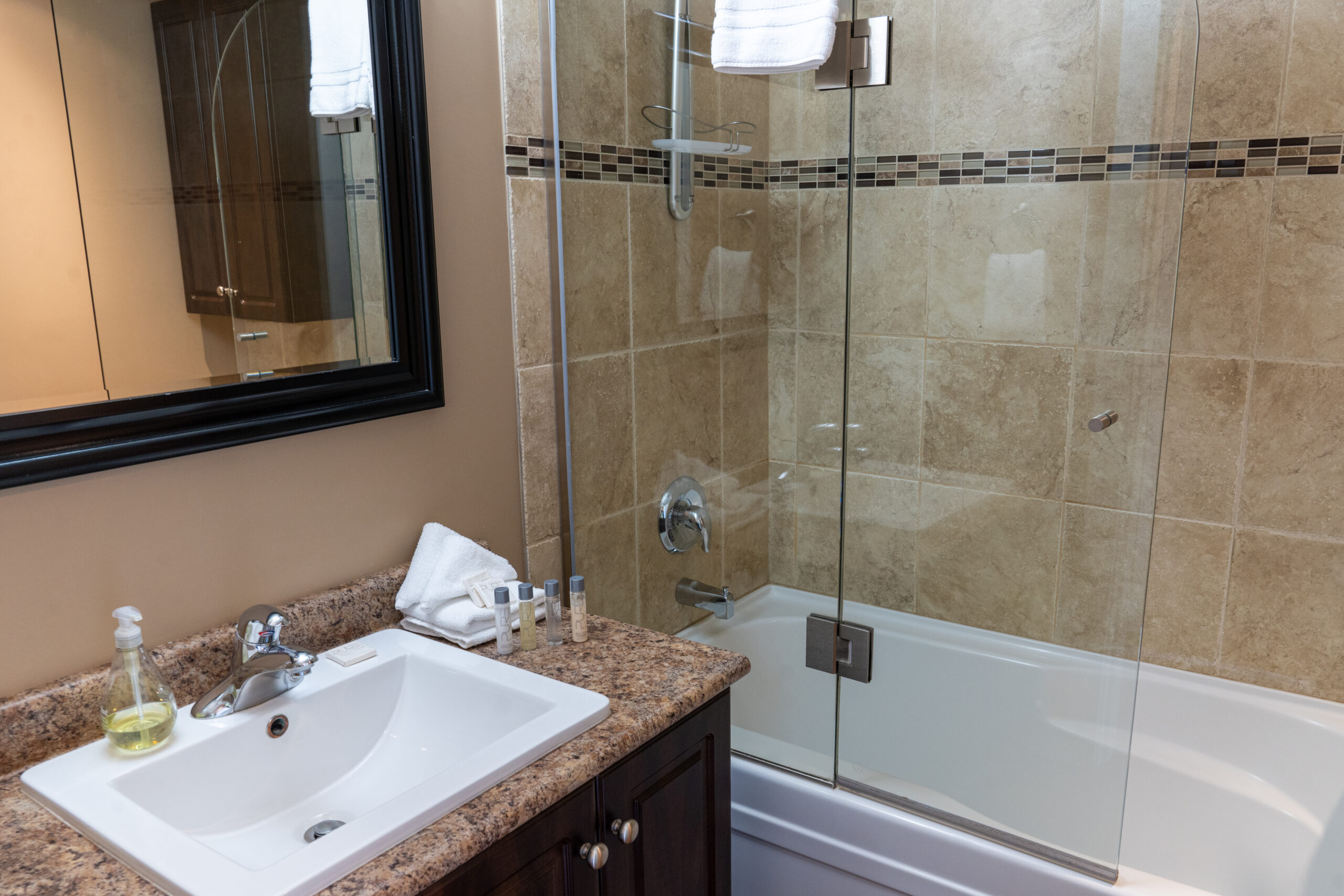 CL417Main Bath Kelowna Resort