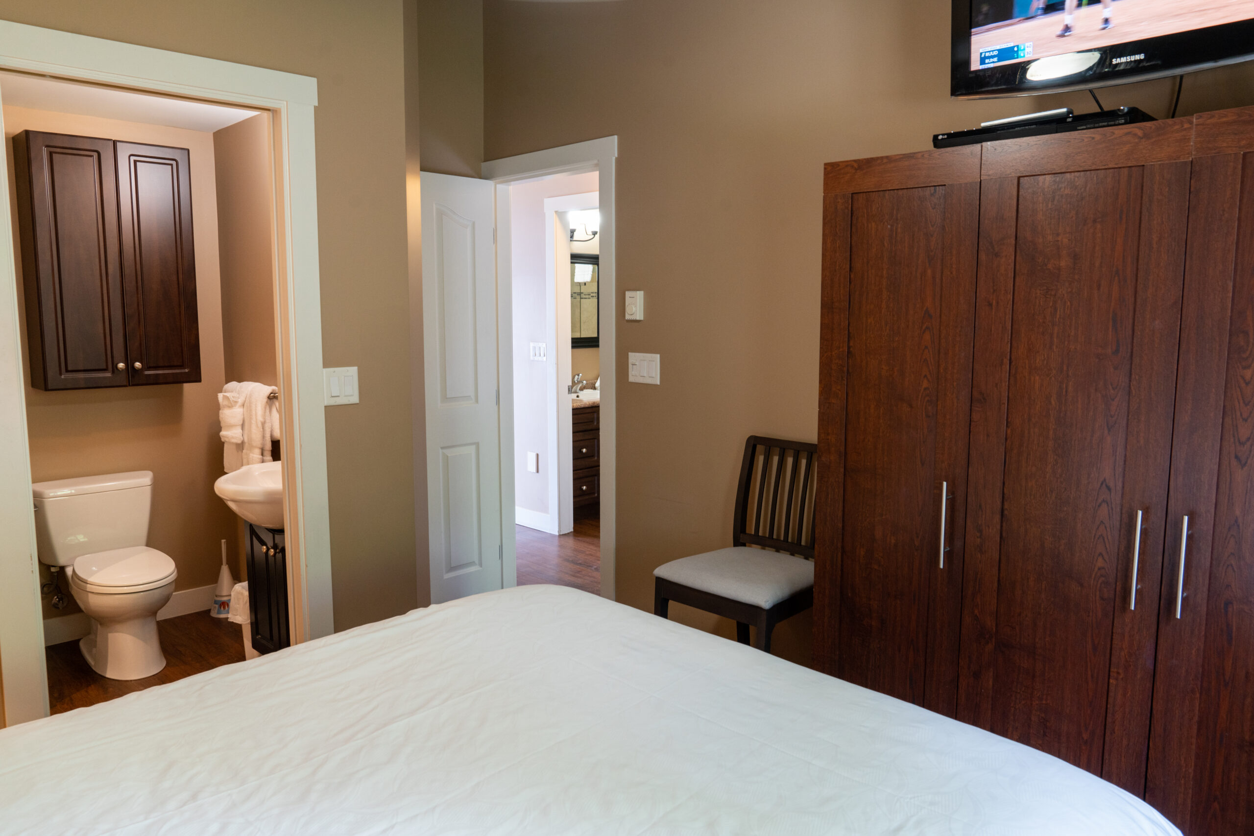 CL417Main Bed to Ensuite Bath Kelowna Resort