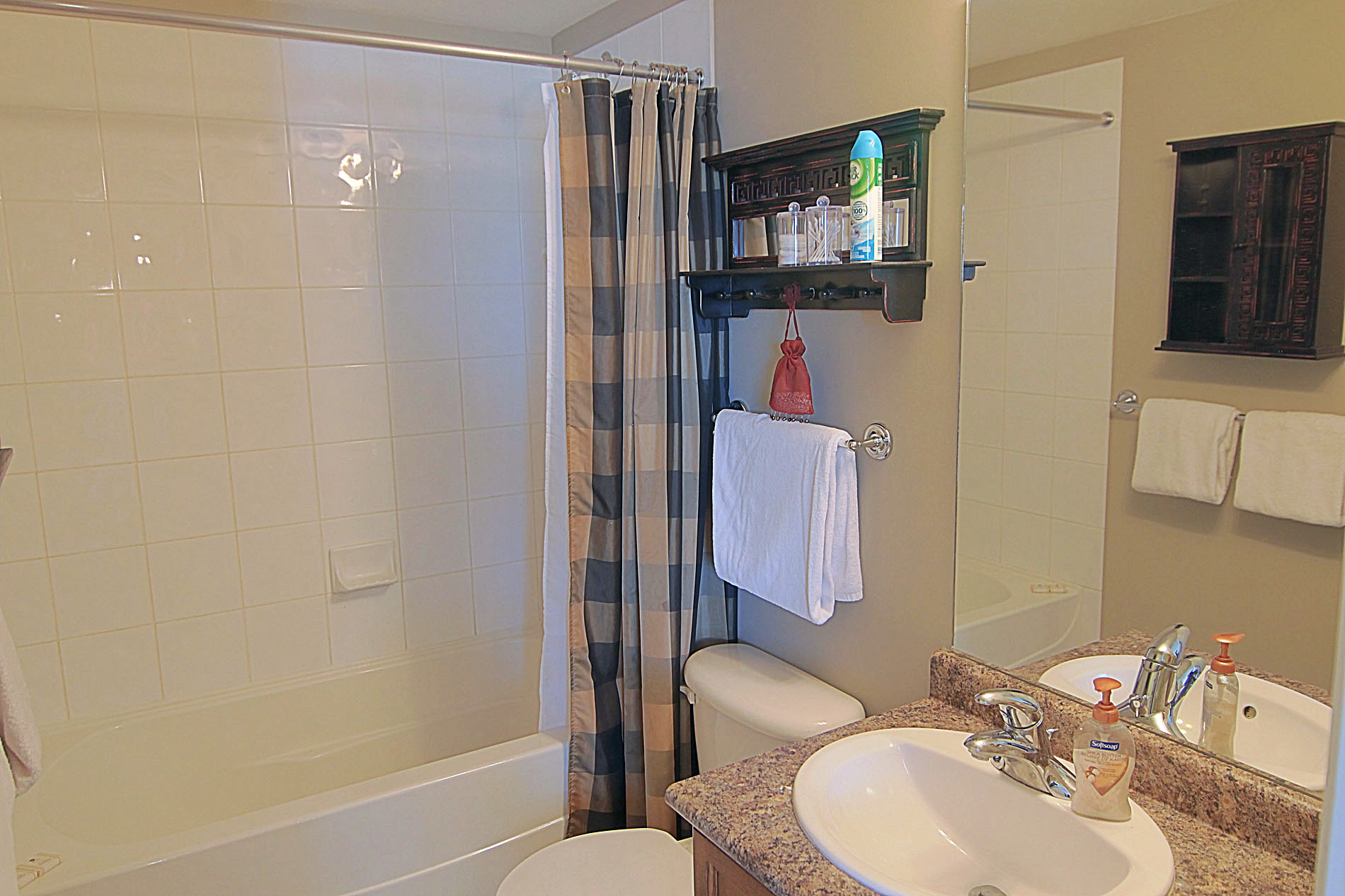 DB444 Main Bathroom Kelowna Resort